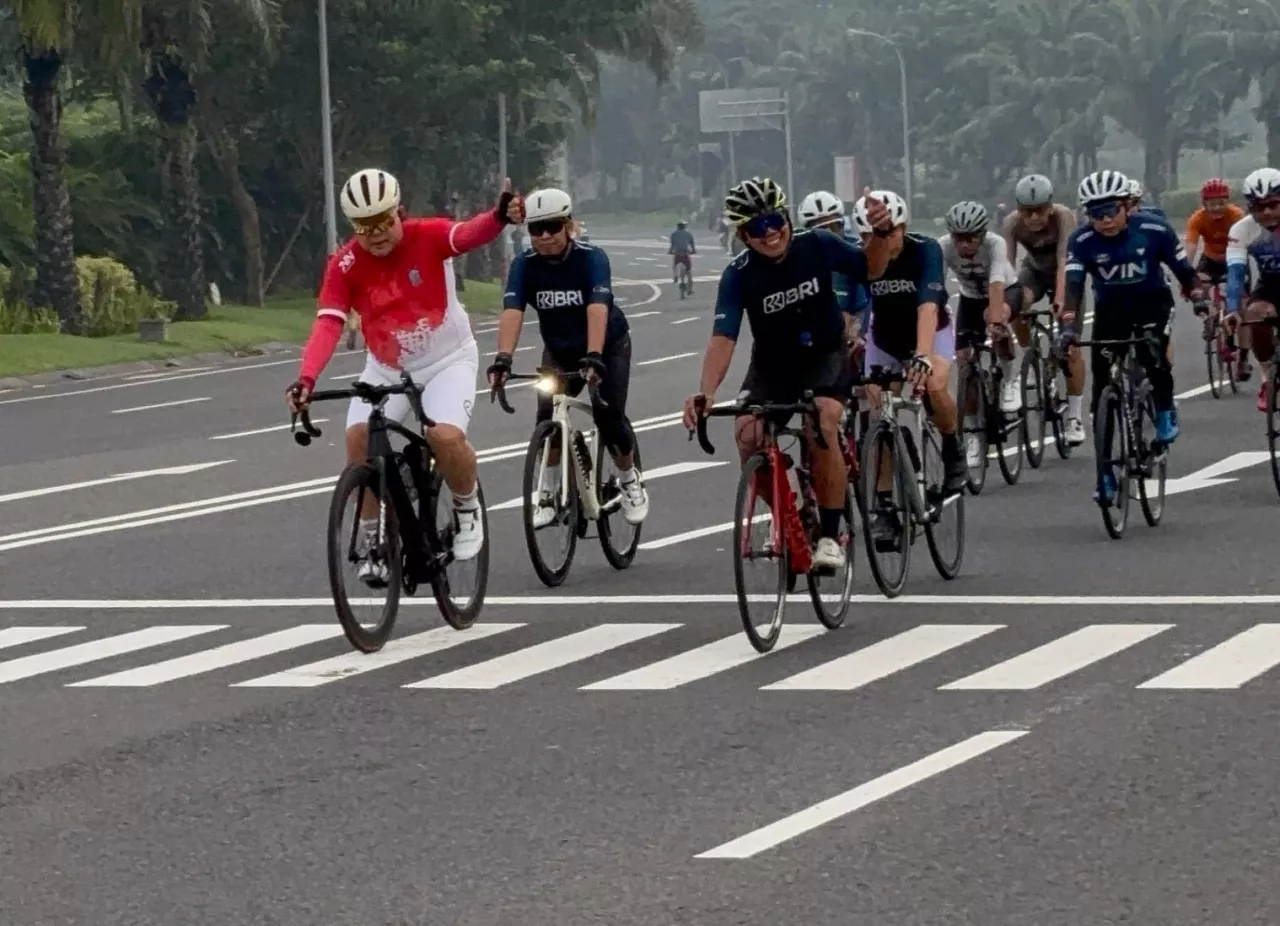 Puluhan Pesepeda Ikuti Gowes Bersama di Grand Island Loop Pakuwon Surabaya Dipimpin Dokter Agung Mulyono