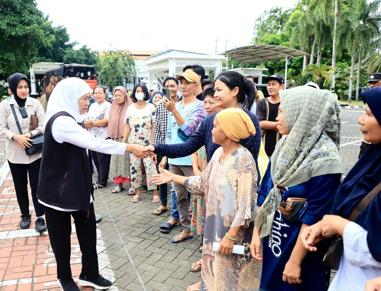 Sambut Idul Fitri 1446 H, Gubernur Khofifah Berbagi 1.500 Paket Sembako dan Zakat Mal pada Warga