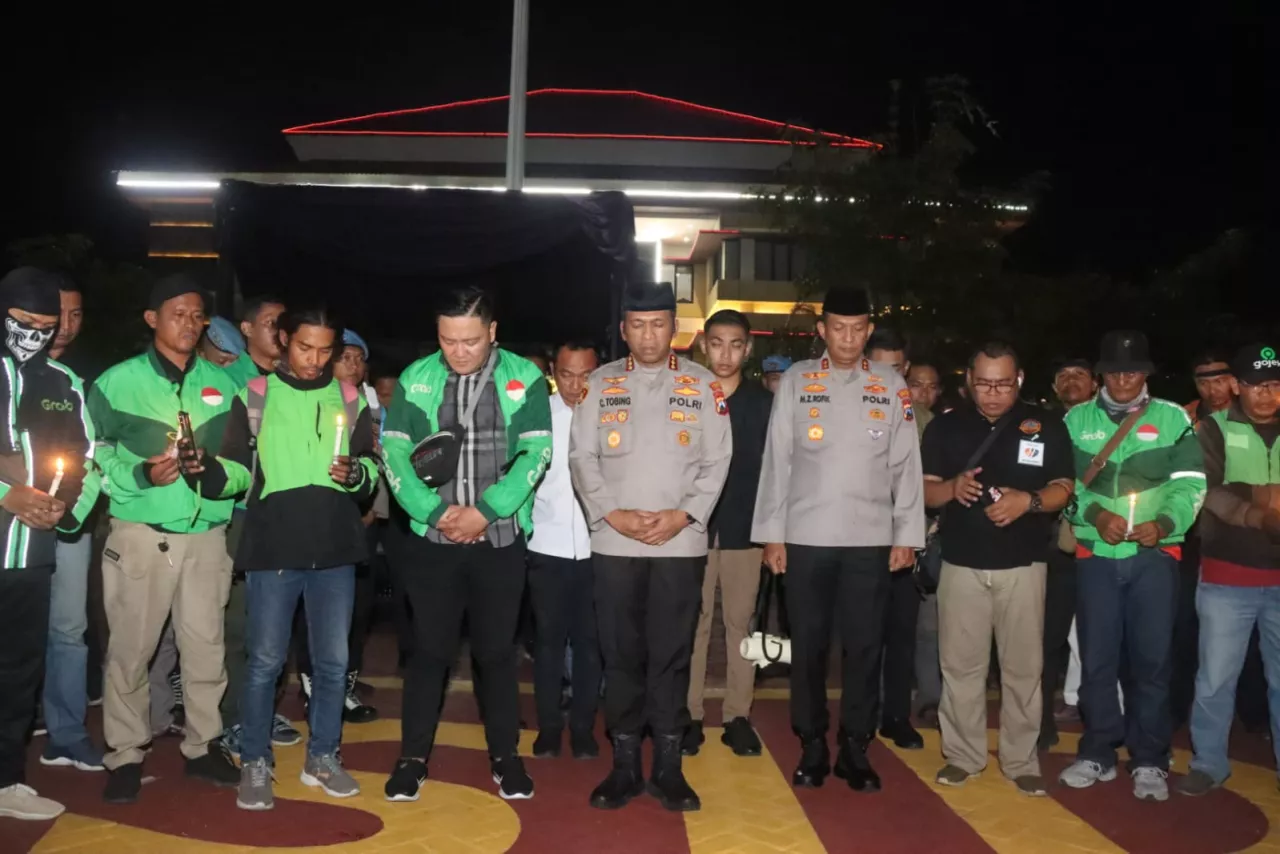 Aksi Solidaritas di Mapolresta Sidoarjo, Polisi dan Ojol Doakan Affan Kurniawan