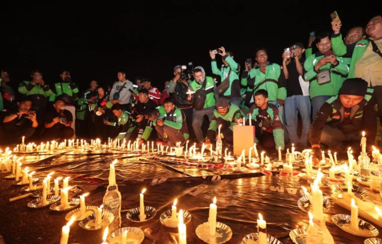 Aksi Solidaritas 1000 Lilin Ojol Jatim untuk Affan Kurniawan di Mapolda Jatim