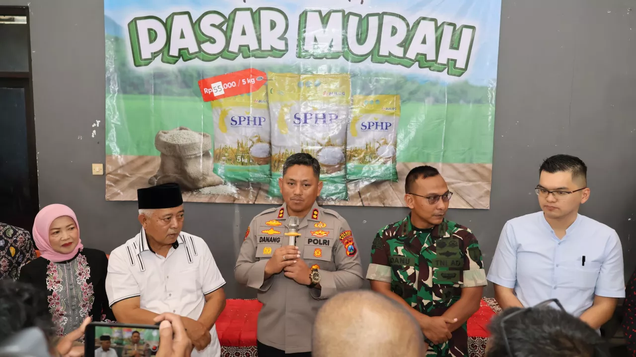 Polres Malang Gelontor 43 Ton Beras SPHP, Ratusan Warga Sambut Antusias