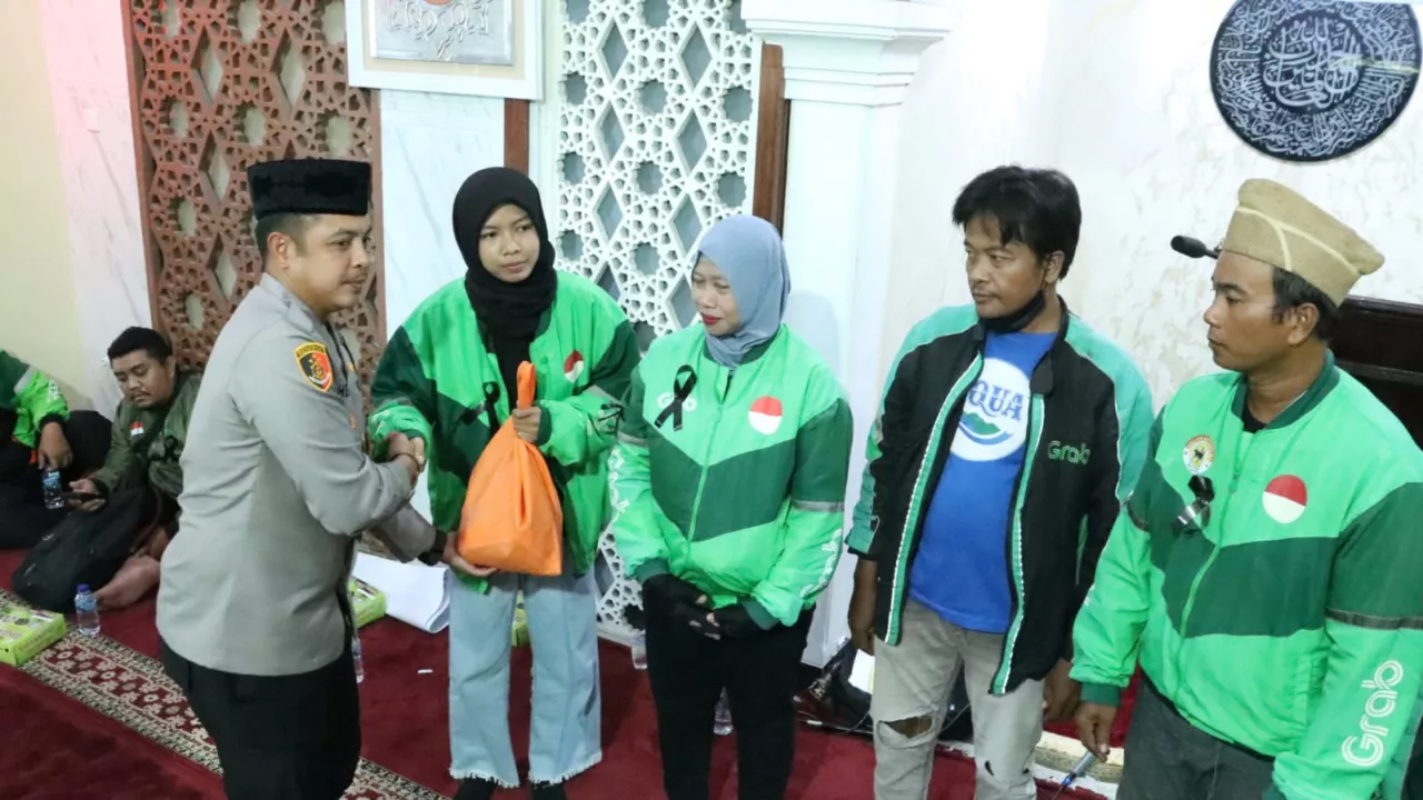 Bersama Ratusan Driver Ojol, Polres Bangkalan Gelar Doa Bersama untuk Affan Kurniawan