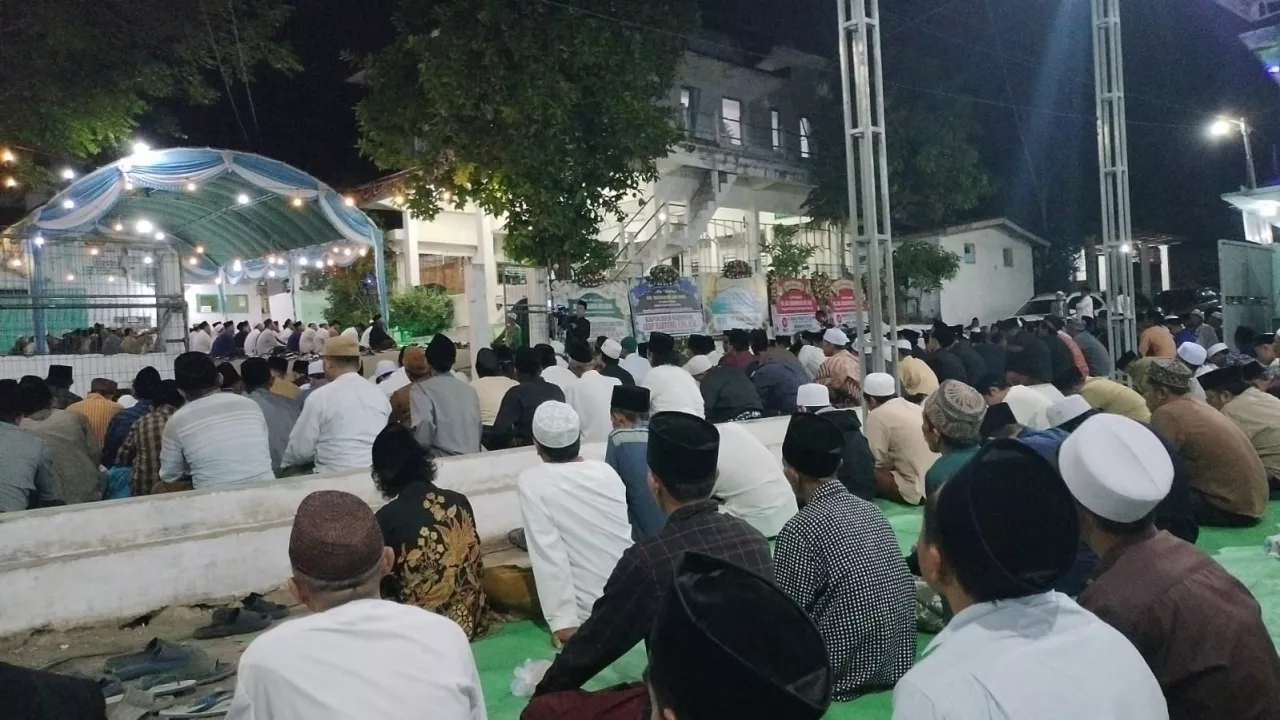Suasana Haru Iringi Tahlil Perdana Wafatnya KH. Abd Muhaimin bin Abd Bari di Sampang