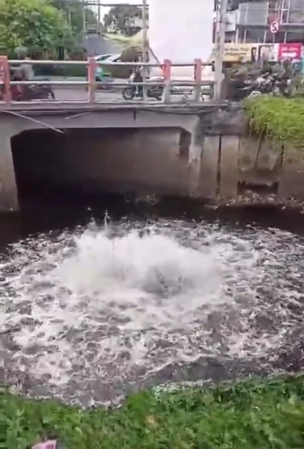 Semburan Lumpur di Sungai Bon Agung, Warga Rungkut Panik