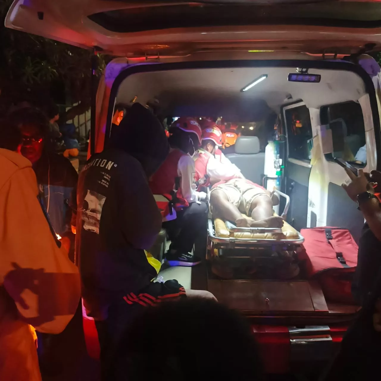 Unit Lantas Polsek Sukomanunggal, Gerak Cepat Tangani Lakalantas Antara Pengendara Motor dan Pejalan Kaki Luka Serius