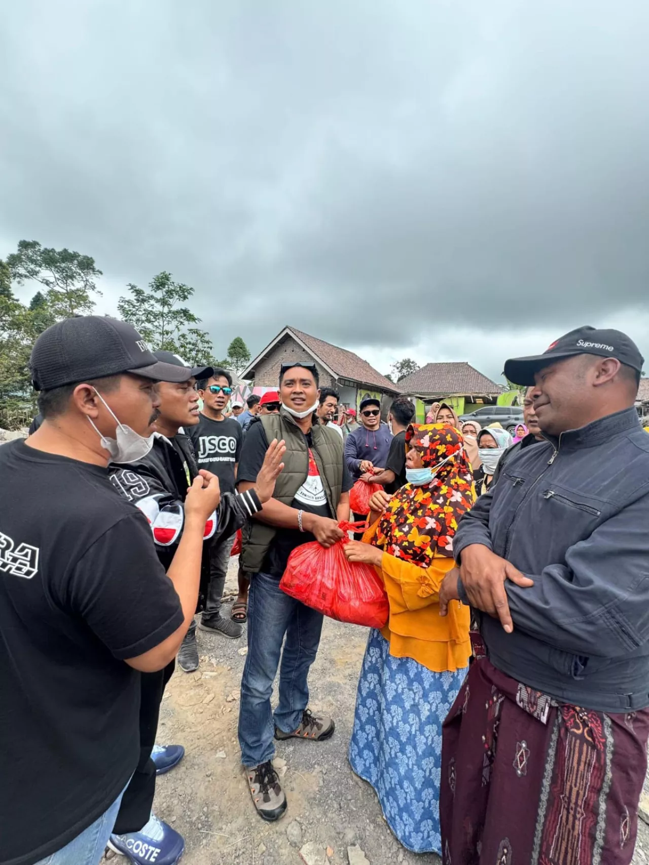 Gerakan Pemuda Jawara Bersatu Kirim Logistik dan Armada Besar untuk Korban Erupsi Semeru