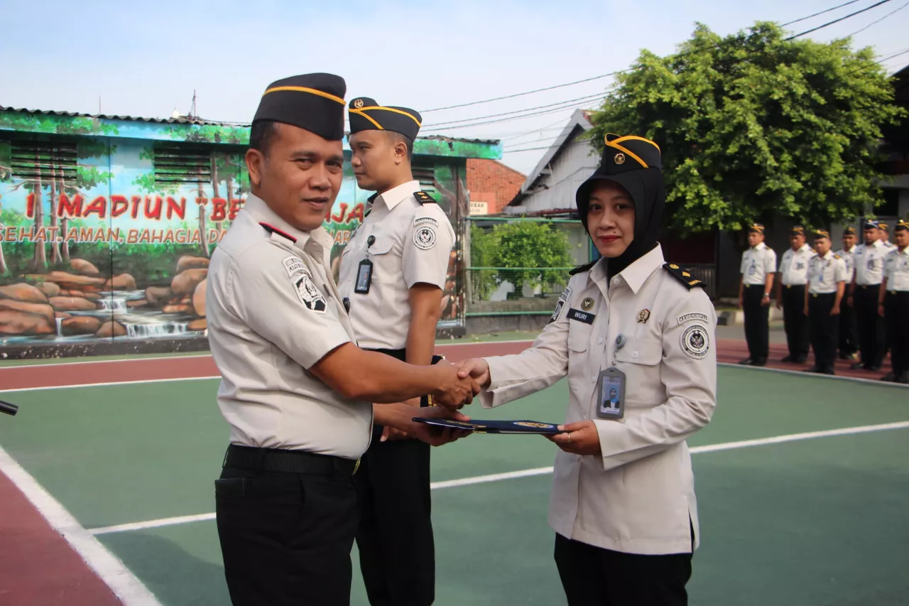 Bentuk Penghargaan atas Pengabdian, Kalapas I Madiun Sematkan Tanda Kenaikan Pangkat Dua Pegawai Periode 1 Januari 2026
