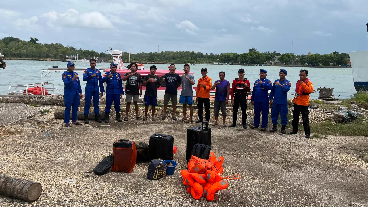 Evakuasi 5 Crew Tongkang TK. Indo Ocean Marine Berjalan Aman di Perairan Pulau Giliyang Sumenep
