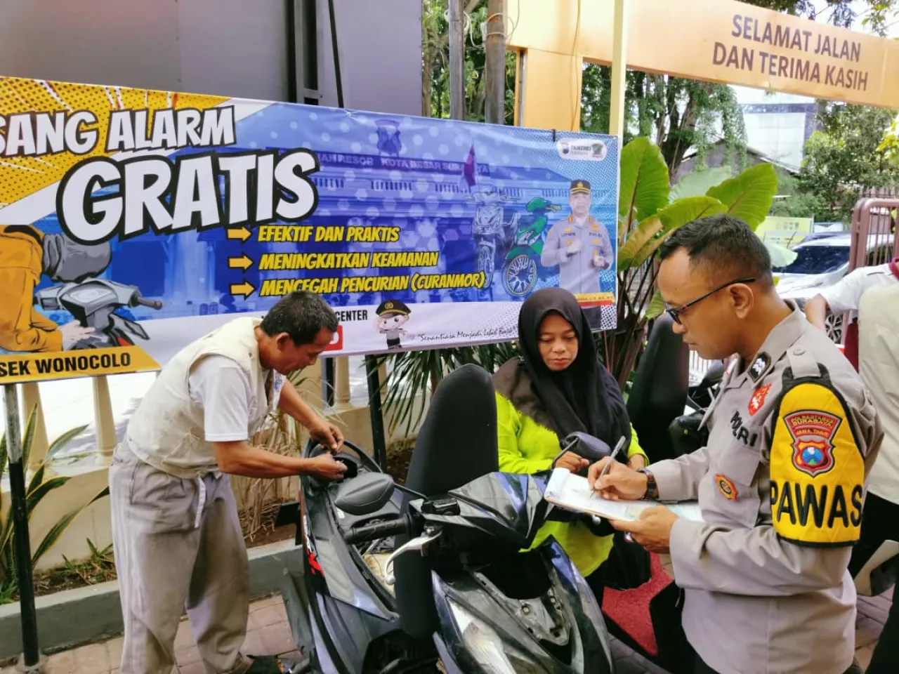 Sepuluh Pendaftar Pertama Pasang Alarm di Polsek Wonocolo Bonus Buah Durian