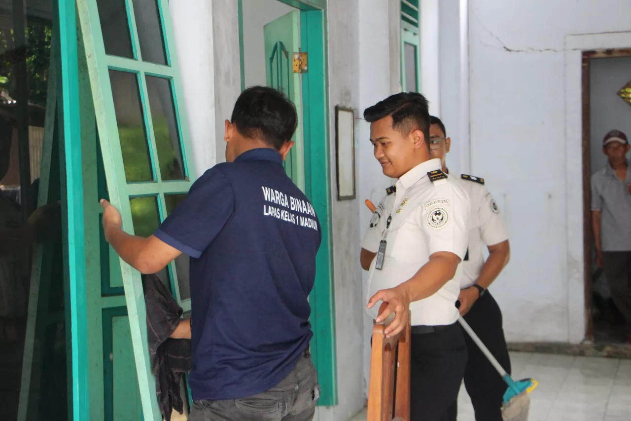Sambut Ramadhan, Lapas I Madiun Perkuat Nilai Kebersamaan Lewat Kerja Bakti Musholla