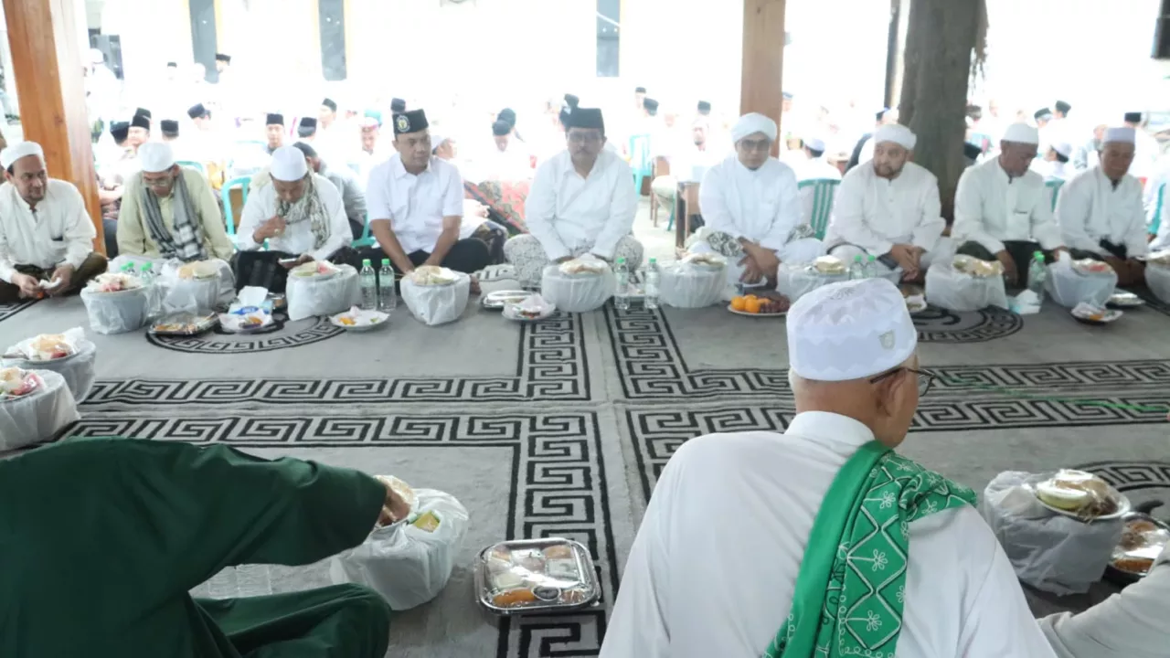 Kapolres Bangkalan Hadiri Haul Ke-18 KHS. Abdullah Schal, Tegaskan Sinergi Polri dan Pesantren untuk Kamtibmas Kondusif