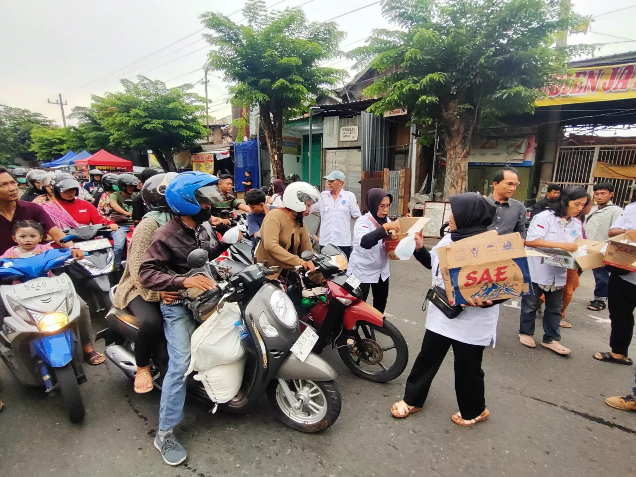 Semangat Bulan Suci Ramadan, Relawan DEPAC'S Bagikan 300 Paket Takjil Berupa Snack dan Nasi Kotak