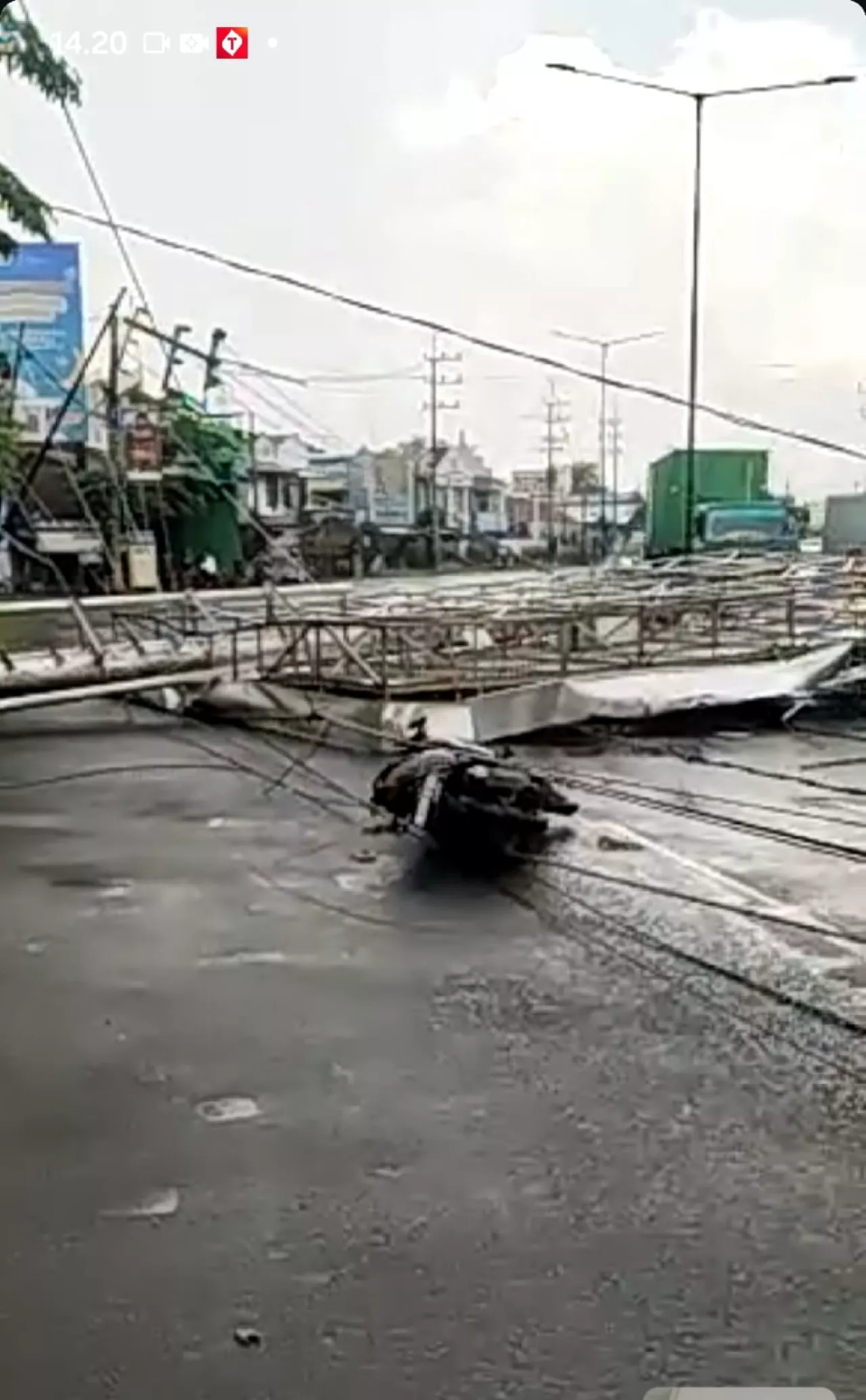 Angin Kencang Robohkan Reklame Raksasa di Kedungturi Sidoarjo, Arus Lalu Lintas Lumpuh