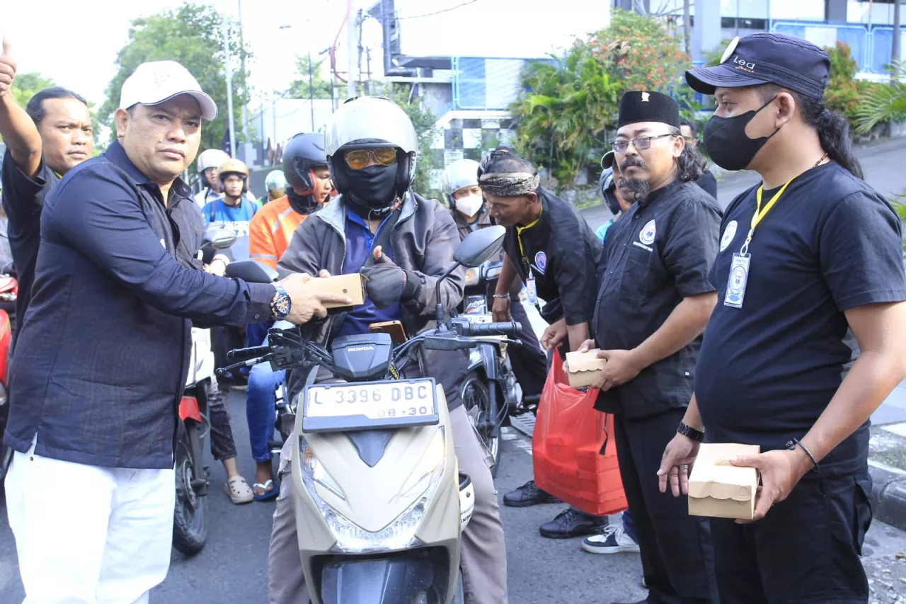 Jurnalis Surabaya Tak Hanya Menulis Berita, Tapi Juga Berbagi Takjil untuk Warga