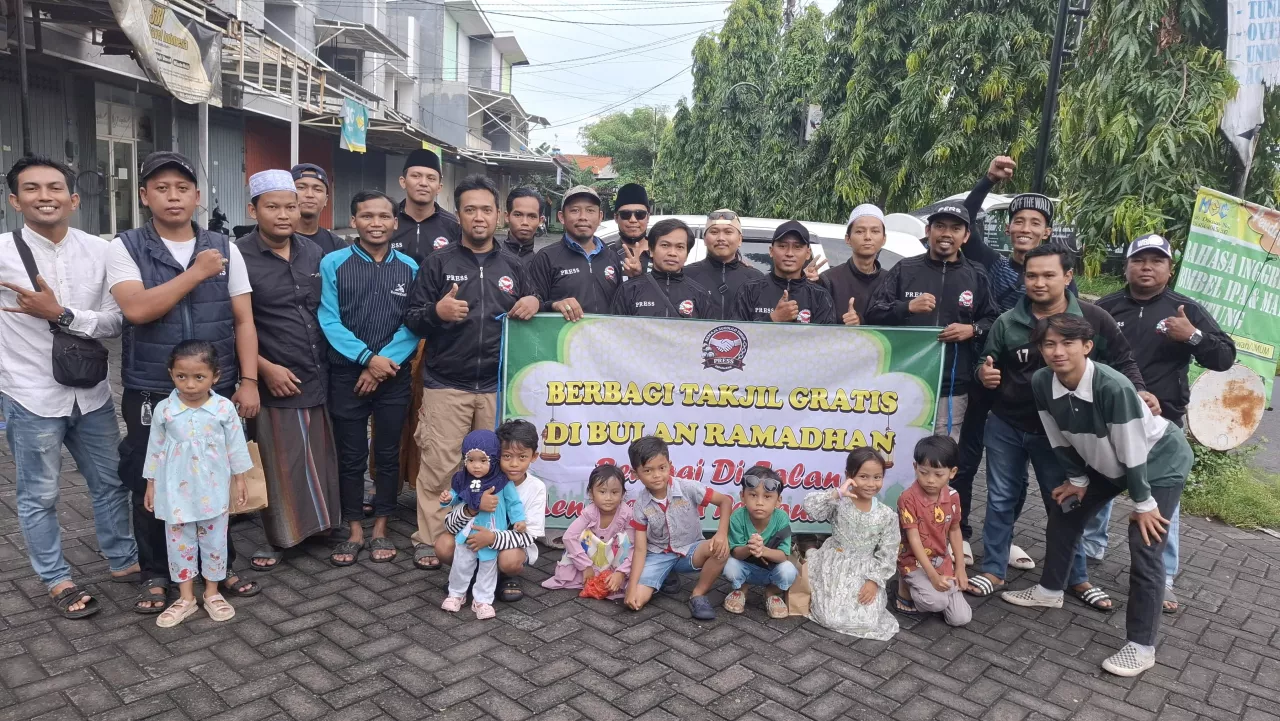 Tak Sekadar Berbagi! Anak Rantauan Sukolilo Timur dari PRESS Turun ke Jalan, 350 Takjil Ludes Diserbu