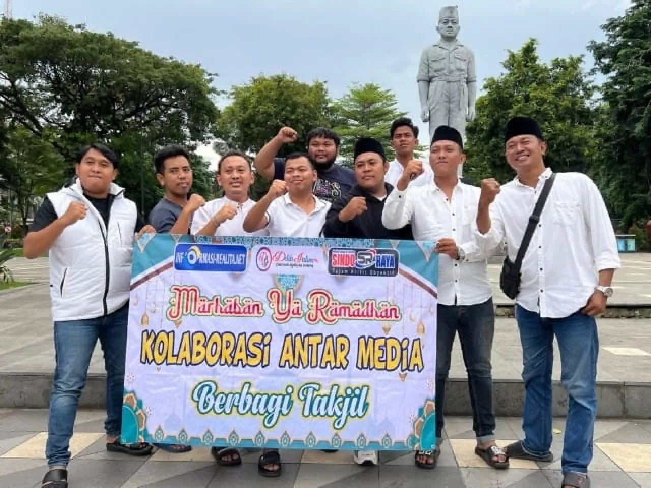Solidaritas Ramadan! Tiga Media Online Tebar 500 Takjil Gratis di Taman Apsari