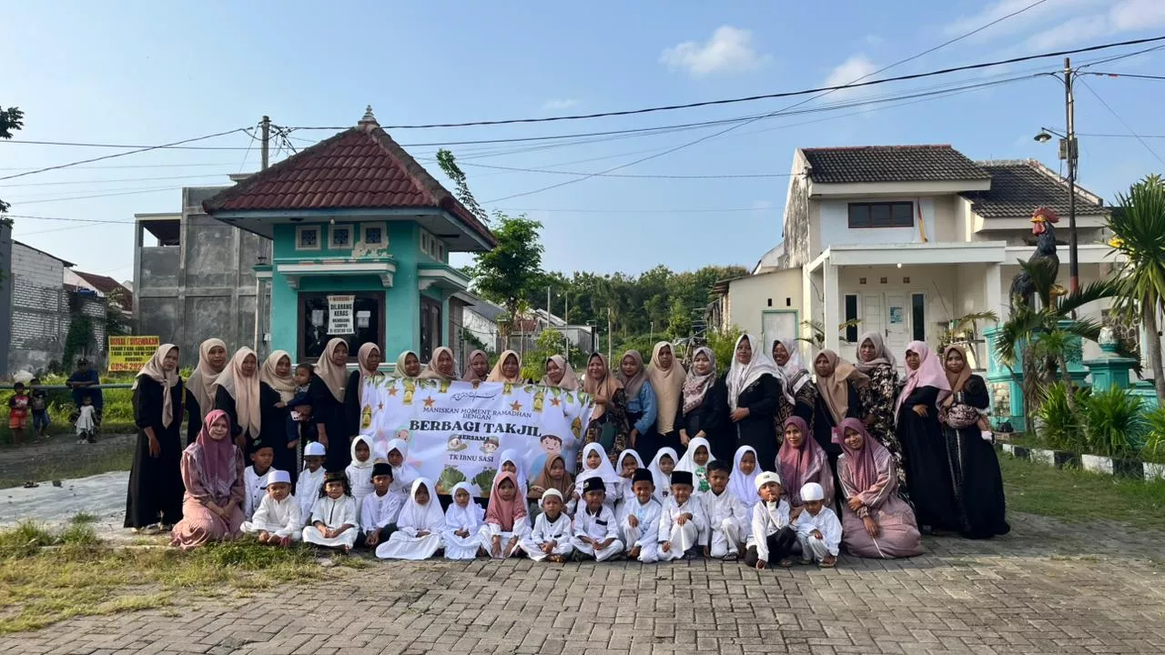 Maniskan Momen Ramadan, TK Ibnu Sasi Kampung Langgar Bagikan 135 Takjil di Sukolilo Timur Labang Bangkalan