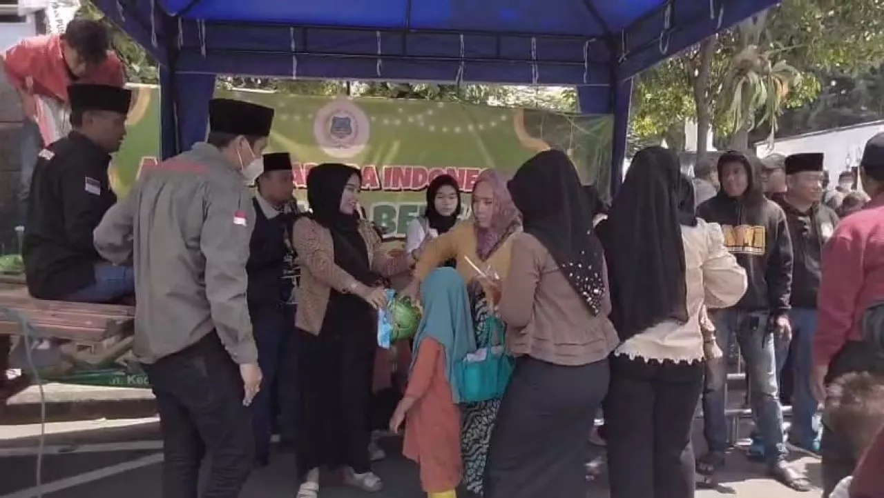 Aliansi Madura Indonesia Salurkan 2.000 Paket Sembako di Depan Gedung Grahadi