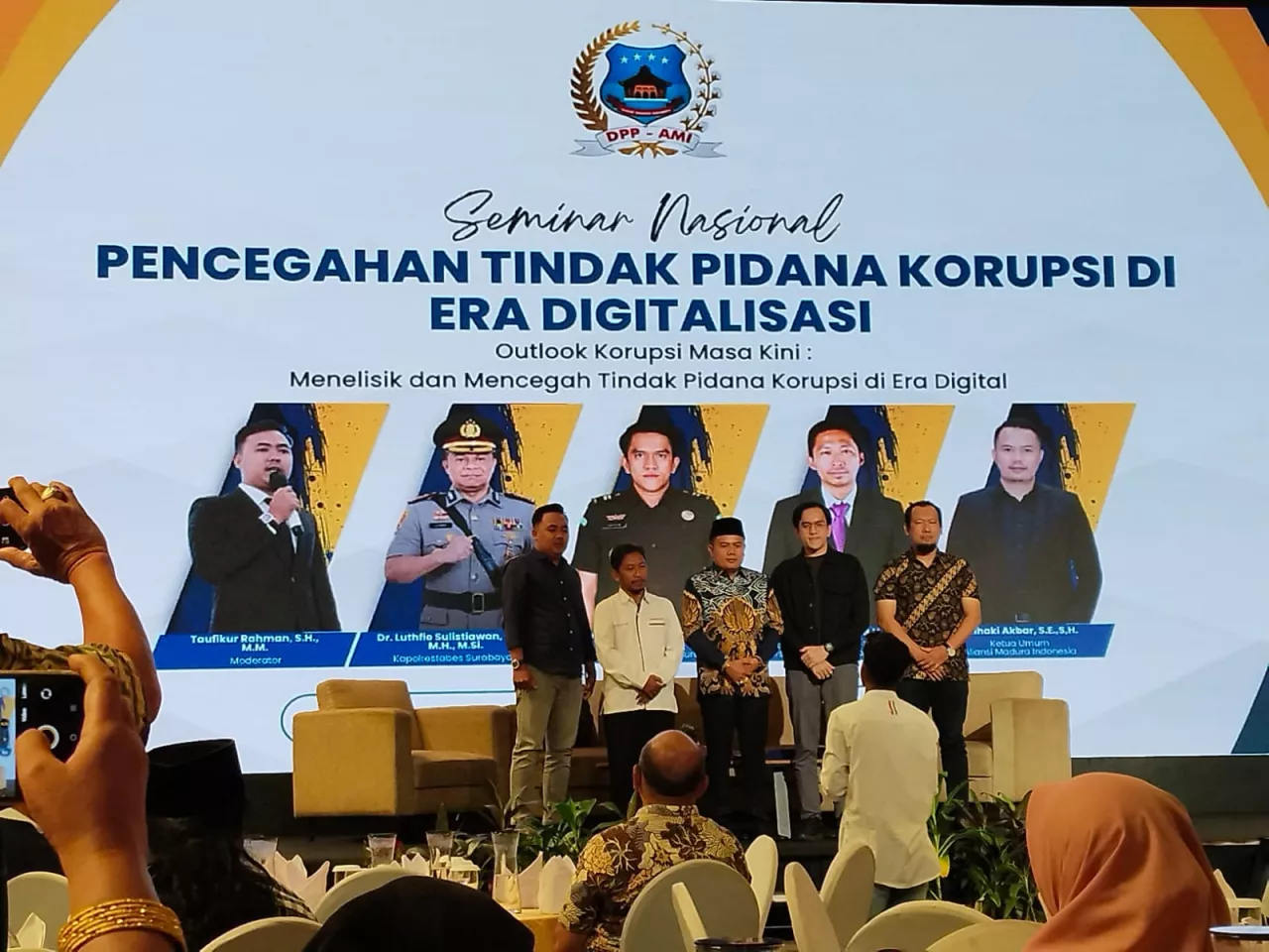 Merajut Integritas di Tengah Arus Digital, AMI Sukses Gelar Seminar Nasional dan Halal Bihalal di Hotel Morazen
