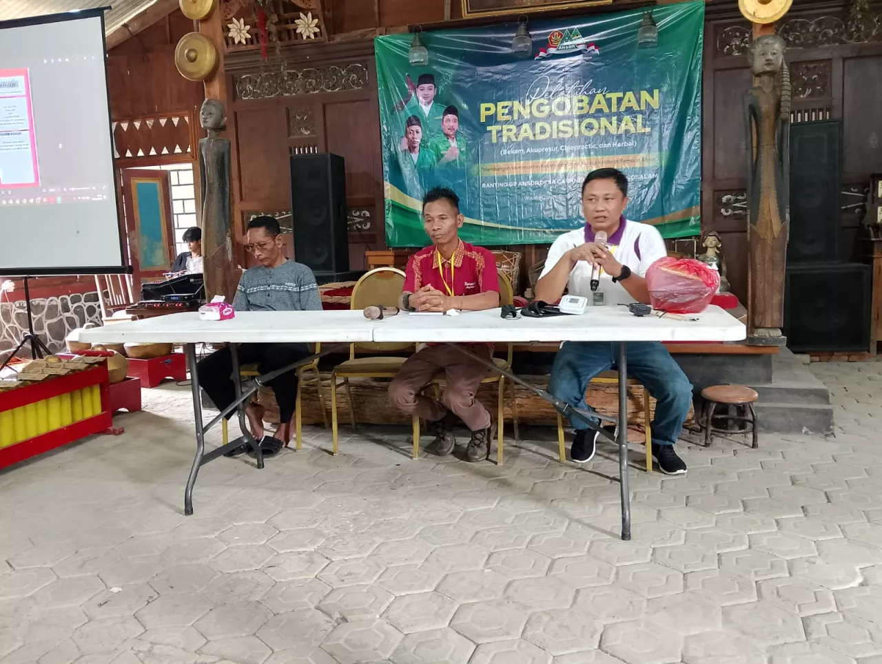 Pengurus GP Ansor Desa Carang Wulung Melakukan Pengobatan Tradisional