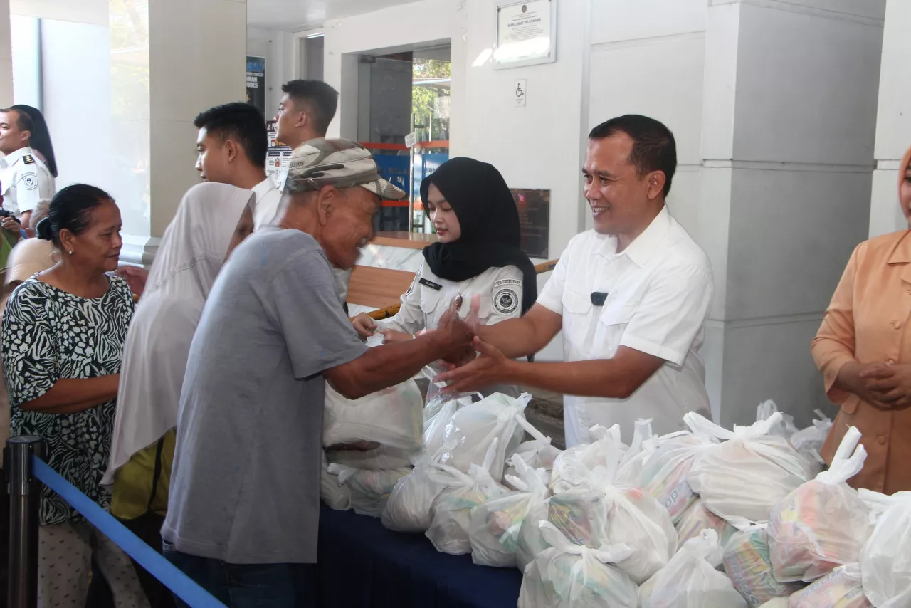 Berbagi Kebahagiaan, Lapas Kelas I Madiun Bagikan Bantuan kepada Warga Sekitar