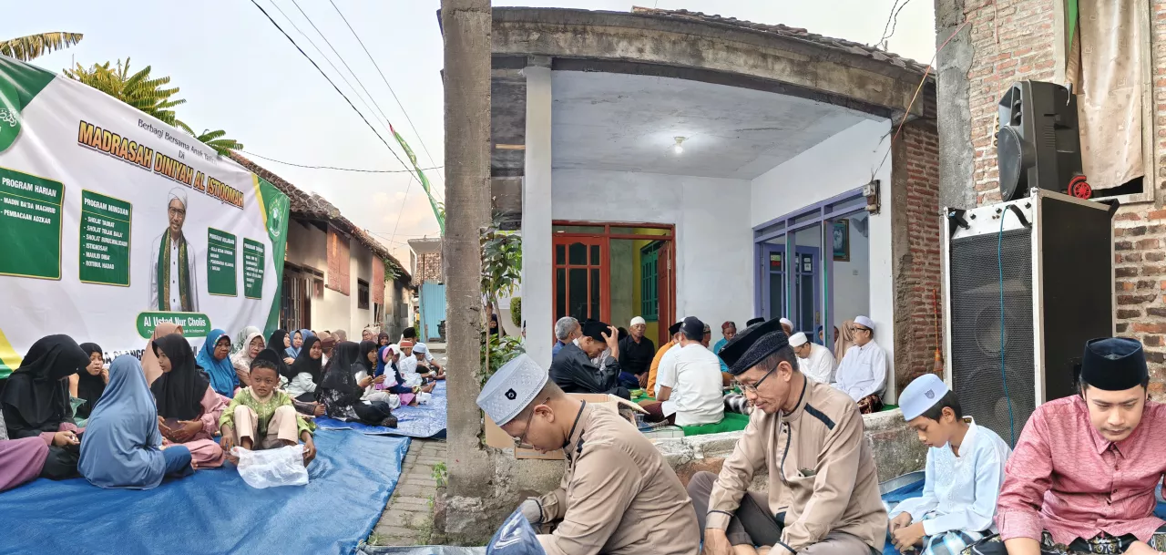 Wujud Kepedulian, Madrasah Diniyah Al Istiqomah Gelar Kegiatan "Berbagi Bersama Anak Yatim" di Desa Glanggang