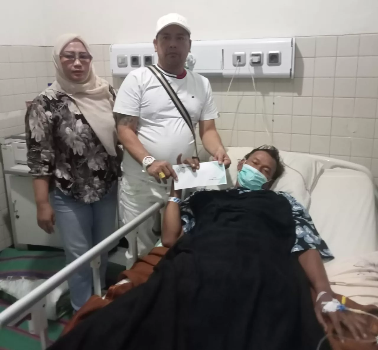 Pimpinan Gabungan Media Online Jenguk Pimpred Beritakasus.com yang Dirawat di RS William Booth Surabaya