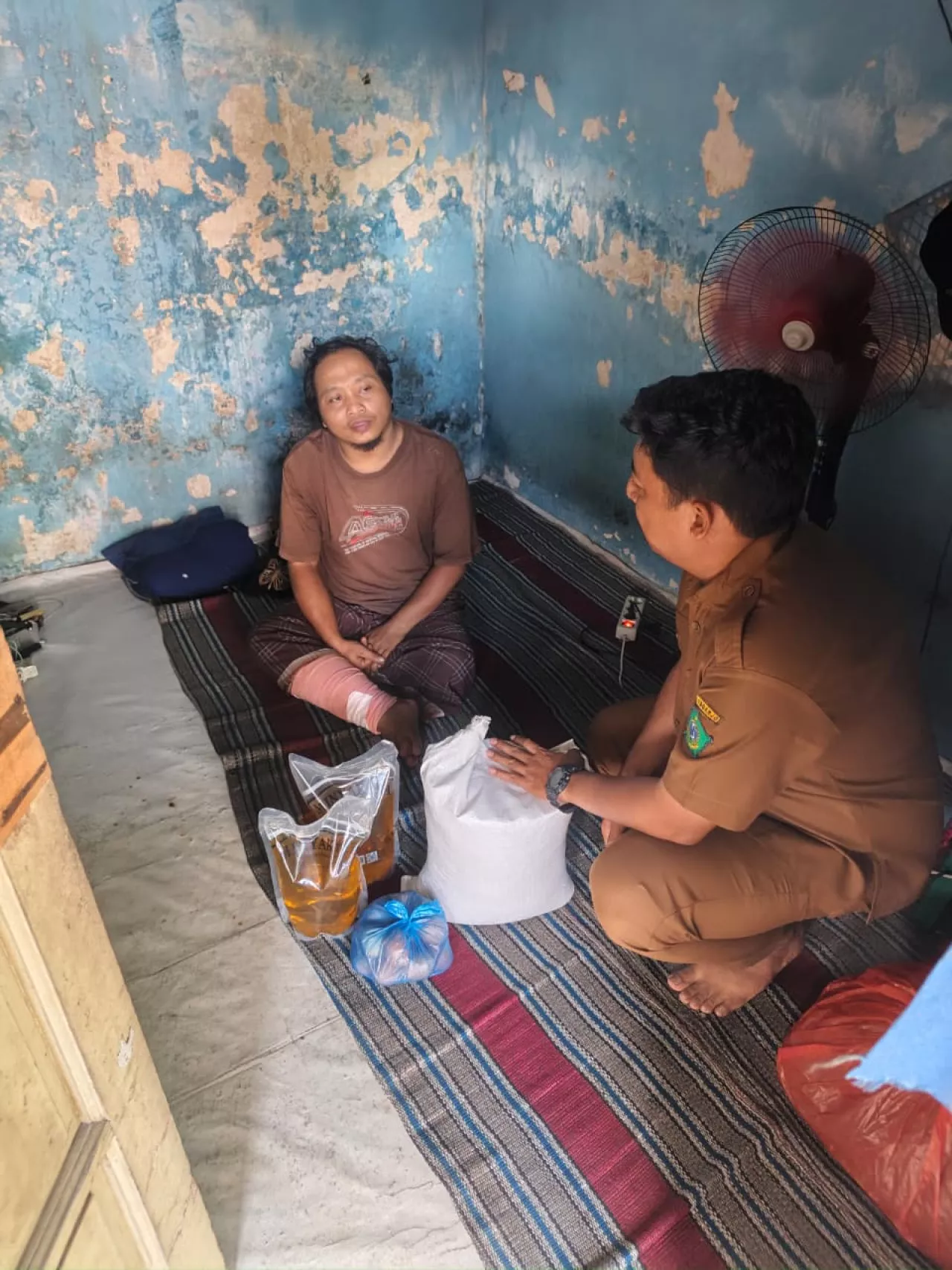 Dari Desa untuk Sesama, Perangkat Desa Salurkan Bantuan Sembako Untuk Driver Ojol Sebatang Kara Yang Alami Laka
